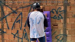 Socando mao no cu da novinha safada com anal toy publico