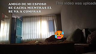 amigo se mete a la cama mientras mi esposo se va a capacitacion y alquilamos dos camas para todos