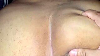 la puta del barrio me pide subir el volumen al tv para que vecinos no oigan sus gemidos mientras le doy duro con mis huevos en su panocha