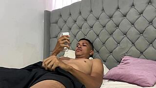 chica atrapa a chico masturbándose con una foto de ella y termina en sexo apasionado con su gran polla en estilo perrito y misionero