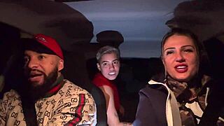 uber mulher pega um casal de lesbica no aeroporto de guarulhos e acabam fazendo a maior putaria dentro do carro todos se chupando e se melando