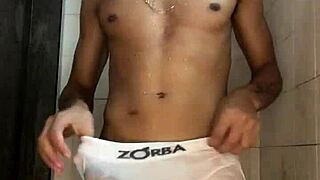 ah, meu pau grosso tá latejando no chuveiro enquanto bato uma punheta interracial caseira gostosa!