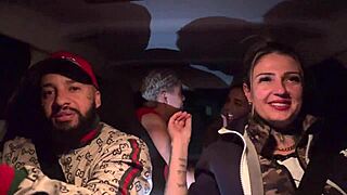 uber mulher pega um casal de lesbica no aeroporto de guarulhos e acabam fazendo a maior putaria dentro do carro todos se chupando e se melando