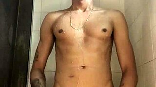 ah, meu pau grosso tá latejando no chuveiro enquanto bato uma punheta interracial caseira gostosa!