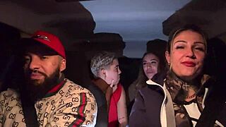 uber mulher pega um casal de lesbica no aeroporto de guarulhos e acabam fazendo a maior putaria dentro do carro todos se chupando e se melando