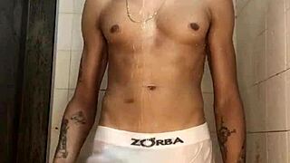 ah, meu pau grosso tá latejando no chuveiro enquanto bato uma punheta interracial caseira gostosa!