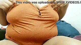 Tamil Aunty Shows Off Big Boobs In Sexy Bangladeshi Scene