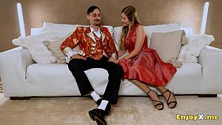 भूखी ब्लोंड की नंगी चूत स्टॉकिंग्स में लंड चूसा फिर गहराई से चोदी