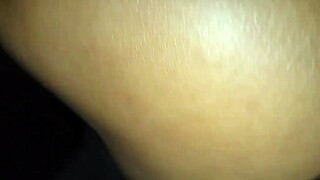 Chupei a rola dos desconhecidos no gloryhole da casa de swing durante a festa