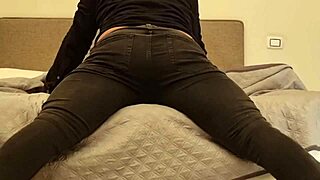 guarda come sborro... ti vengo in faccia e ti faccio bere tutto!