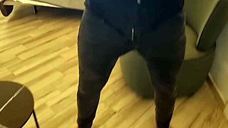 guarda come sborro... ti vengo in faccia e ti faccio bere tutto!