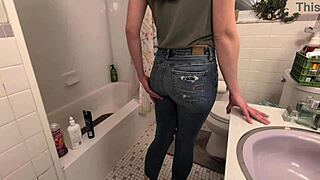 Amateur girlfriend's desperate pee leads to golden shower fetish